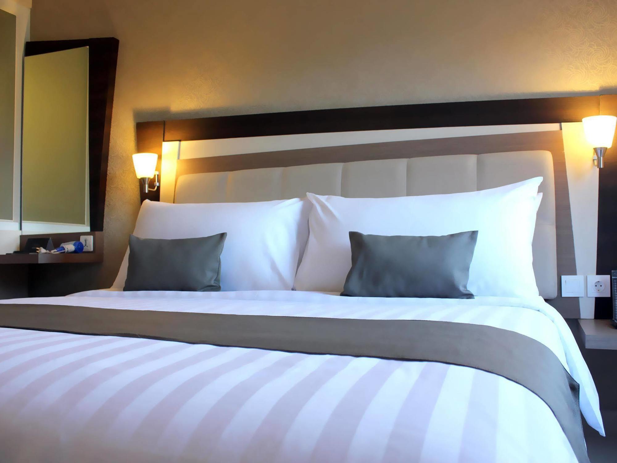 Hotel Neo - Kuta, Jelantik Legian Extérieur photo